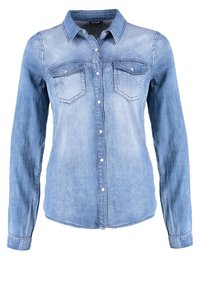 Chemise en denim bleu clair à manches longues avec col, boutons-pression devant et deux poches poitrine avec rabats, design légèrement délavé.