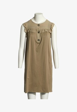 Robe beige sans manches avec des détails froncés aux épaules et trois grands boutons centrés en haut devant sur un mannequin blanc.