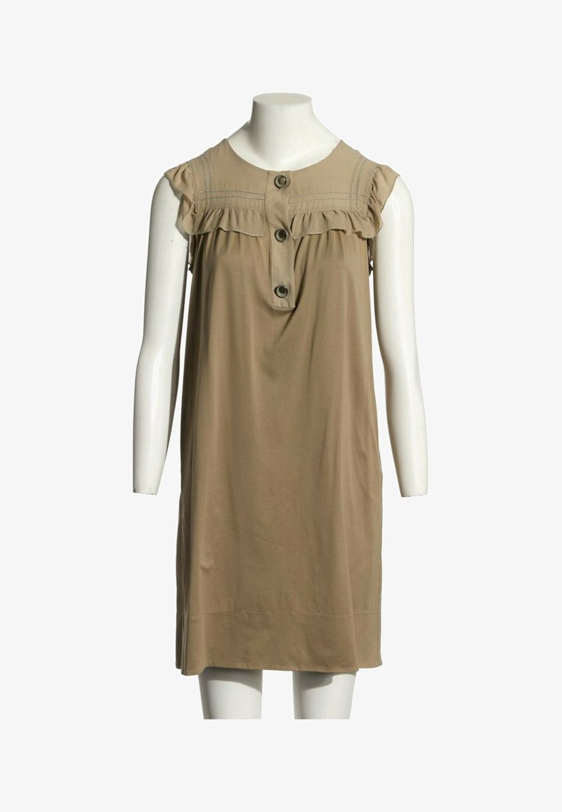 Robe beige sans manches avec des détails froncés aux épaules et trois grands boutons centrés en haut devant sur un mannequin blanc.