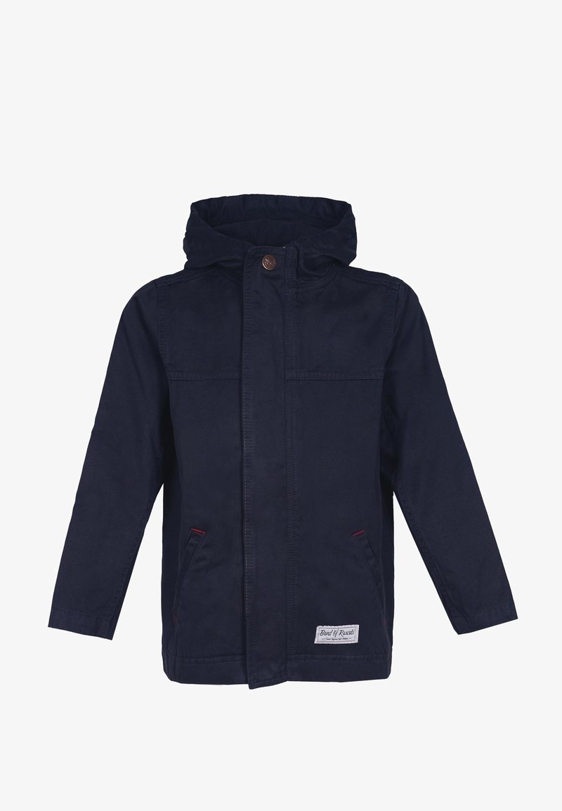 Granatowa kurtka z kapturem wykonana z mieszanki bawełny, z zapięciem na zatrzaski z przodu, dwoma bocznymi kieszeniami i czerwonymi przeszyciami.