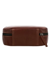 Busta in pelle marrone di forma rettangolare, con una texture liscia e una zip superiore. Presenta cuciture a contrasto e un dettaglio con zip laterale.