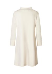 Helles Creme, knielanges Kleid mit umgeschlagenem Kragen und Dreiviertelärmel. Weicher, glatter Stoff, einfaches Design ohne Muster.