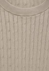Beige Strickpullover mit einem gerippten Kragen und einem strukturierten Kabelmuster im gesamten Stoff. Weiches Garn mit gleichmäßigen Stichen.