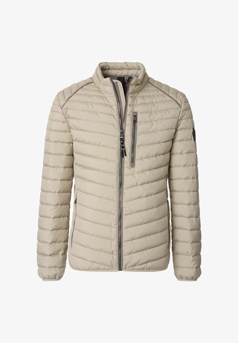 Beige gewatteerde jas met een staande kraag, rits aan de voorkant en horizontale stiksels. Voorzien van twee ritszakken en een logokleuraccent op de mouw.