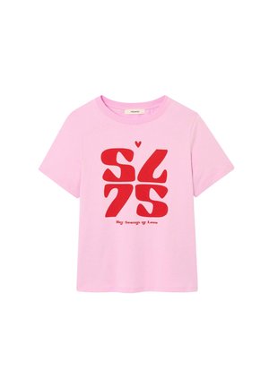 T-shirt rose clair à manches courtes avec un grand lettrage rouge "SL 75" et un petit texte "Hey Season of Love" en dessous à l'avant.