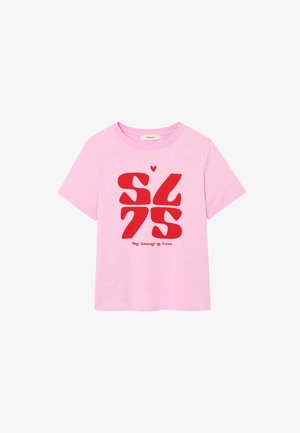 T-shirt rose clair à manches courtes avec un grand lettrage rouge "SL 75" et un petit texte "Hey Season of Love" en dessous à l'avant.