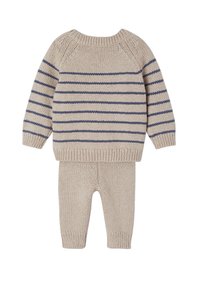 Beige gestrickter Pullover mit marineblauen Streifen und geripptem Kragen, kombiniert mit passenden gerippten Hosen, die beide eine weiche Textur aufweisen.