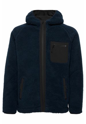 Marineblaues Fleece-Jacke mit durchgehendem Reißverschluss, Kapuze und schwarzer Reißverschlusstasche auf der Brust. Mit schwarzen Seitentaschen und strukturiertem Stoff.