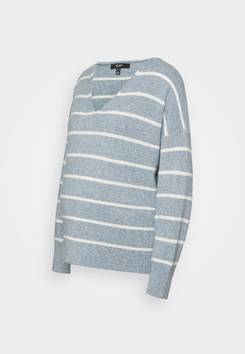 Pull bleu clair col en V avec des rayures blanches horizontales, manches longues et poignets côtelés, présenté sur fond blanc.