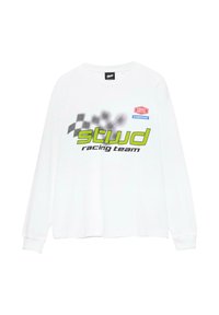 Weißes langärmliges T-Shirt mit grünem und schwarzem grafischem Text, der "stwd racing team" liest, und einem roten Etikett mit der Aufschrift "HIGH REVS COMPETITION."