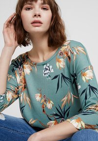 ONLY ONLELCOS AOP JRS NOOS - Top s dlouhým rukávem - chinois green