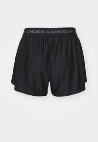 Sorte svarte treningsshorts laget av lett, glatt stoff. Har elastisk midje med "UNDER ARMOUR" trykt i grått.
