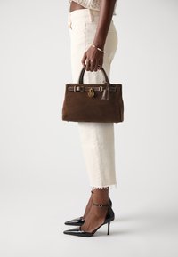 Tommy Hilfiger AMERICAN ICON MINI TOTE  - Käsilaukku - legacy brown