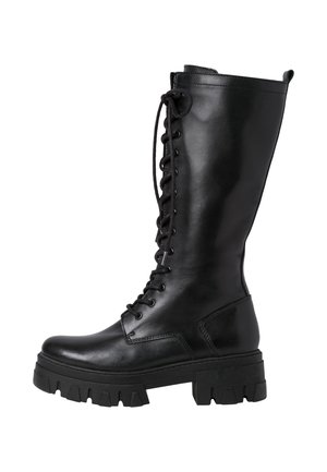 Botte de combat noire en cuir, montant jusqu'au genou, avec une semelle épaisse à crampons et une fermeture éclair à lacets sur le devant.