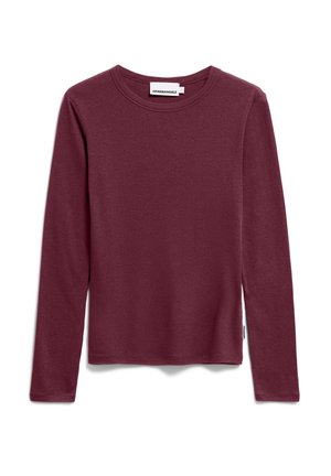 Bordeauxrood shirt met lange mouwen en ronde hals, met een label "ARMEDANGELS" in de kraag, weergegeven op een witte achtergrond.