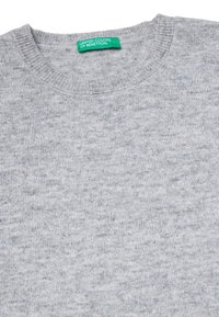 Maglione grigio chiaro con collo rotondo, realizzato in un tessuto morbido. Presenta un'etichetta verde con testo bianco all'collo. La texture sembra liscia.