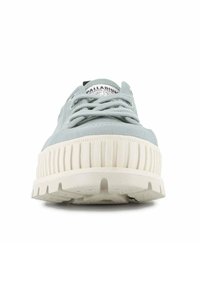 Baskets en toile bleu clair avec une épaisse semelle en caoutchouc blanc, présentant un design texturé et des trous pour lacets ronds. Logo de la marque visible sur la languette.