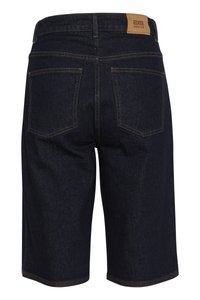 Mørkeblå denimshorts med rett passform, med to baklommer, subtil søm og et merket lærmerke i midjebåndet.