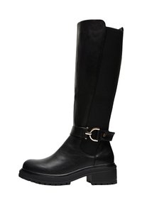Bottes noires montantes en cuir texturé, avec une semelle en caoutchouc, un talon épais, et un accent décoratif en boucle sur la sangle.