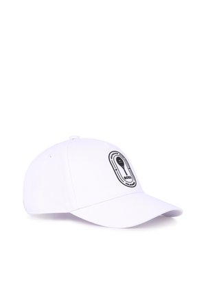 Casquette de baseball blanche avec une visière courbée et un écusson noir et blanc représentant une raquette de ping-pong et le mot "BOSS" sur la face avant.
