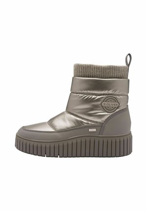 Graue gepolsterte Knöchelstiefel mit einem gestrickten Schaft und Gummisohle, ausgestattet mit einer runden Zehenpartie und einer strukturierten Plattform. Logo-Patch an der Seite.