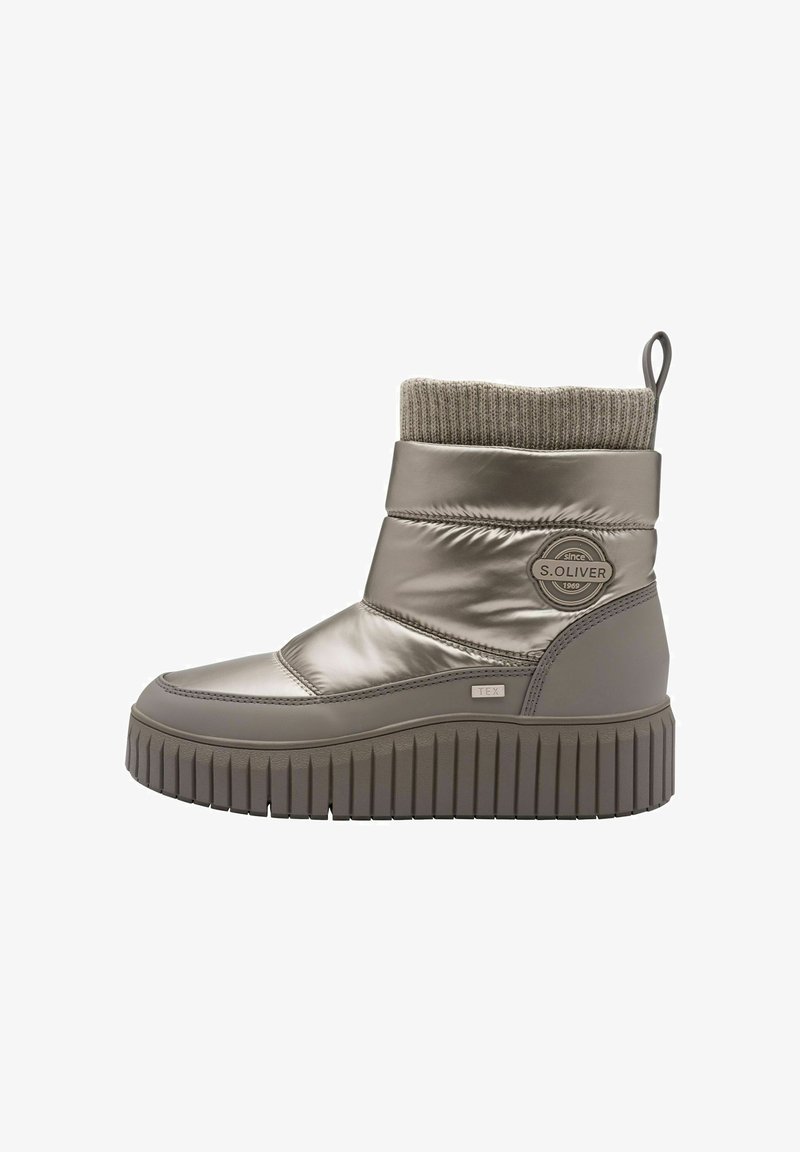 Botín acolchado gris con puño de punto y suela de goma, con punta redondeada y plataforma texturizada. Parche con logo en el lateral.