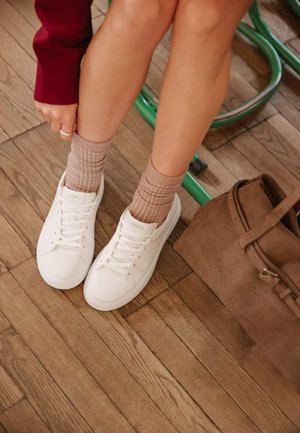 ESTRO WŁOSKIEJ NATURALNEJ - Sneakers laag - white