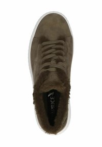 Sneaker in suede marrone con suola in gomma bianca. Presenta un bordo in pelliccia morbida attorno al colletto e lacci in tessuto. Marchio interno visibile.