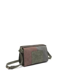 Borsa a tracolla multicolore con una combinazione di suèd ecologico verde, grigio e marrone. Presenta una chiusura con zip e una tasca a soffietto frontale.