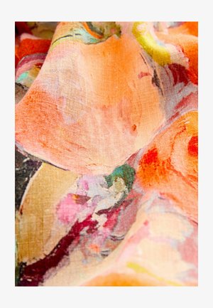 Ein leichter Stoff mit lebhaften orange, pink und grünen abstrakten Blumenmustern, der eine weiche Textur und einen subtilen Glanz aufweist.