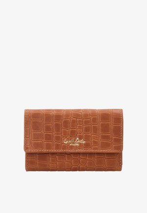 Portafoglio marrone in pelle con texture a coccodrillo e logo dorato "Custi Leder studio" sulla patta frontale, design rettangolare e compatto.