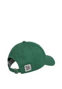 Gorra de béisbol de algodón verde con visera curva, correa ajustable y un parche lateral con la inscripción "P.L. 1973". Textura suave.