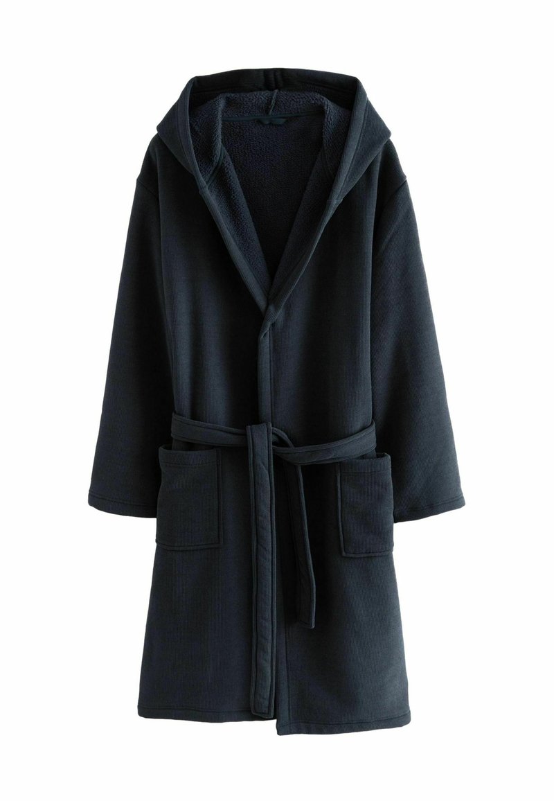 Tmavomodrý kapucňový župan s dlhými rukávmi, textúrovaná tkanina, zodpovedajúci pás, dve predné vrecká a kontrastná mäkká podšívka.