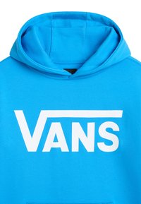 Felpa blu realizzata in tessuto morbido, caratterizzata da un grande logo bianco "VANS" sul petto e un cappuccio regolabile con cordino.