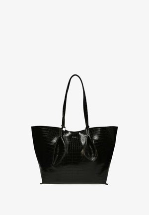 Zwarte krokodillen-embossed tote bag met een gladde, glanzende afwerking, twee lange handvatten en een open topontwerp. Vrij van extra hardware of accenten.