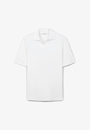 Weißes Poloshirt aus strukturiertem Baumwollstoff, mit klassischem Kragen, kurzen Ärmeln und geradem Saum. Einfaches Design, keine Muster.