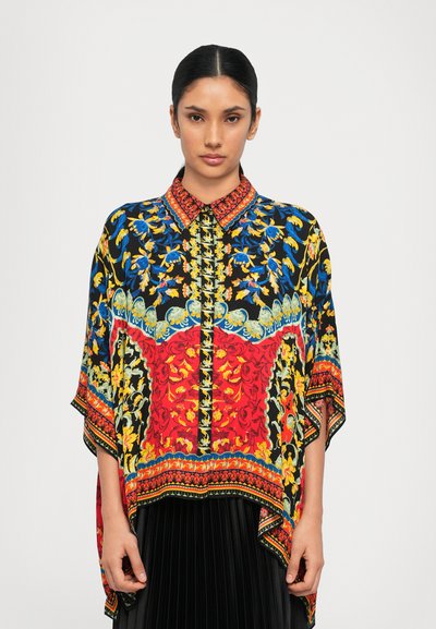 Chemise style kimono multicolore ornée d'un motif floral et baroque, avec un col et des accents rouges, des manches fluides et une coupe ample.
