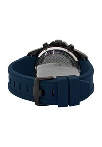 Blå silikonarmband med hölje i svart rostfritt stål. Har en strukturerad baksida med "Jacques Lemans"-logotyp och tre kronknappar.