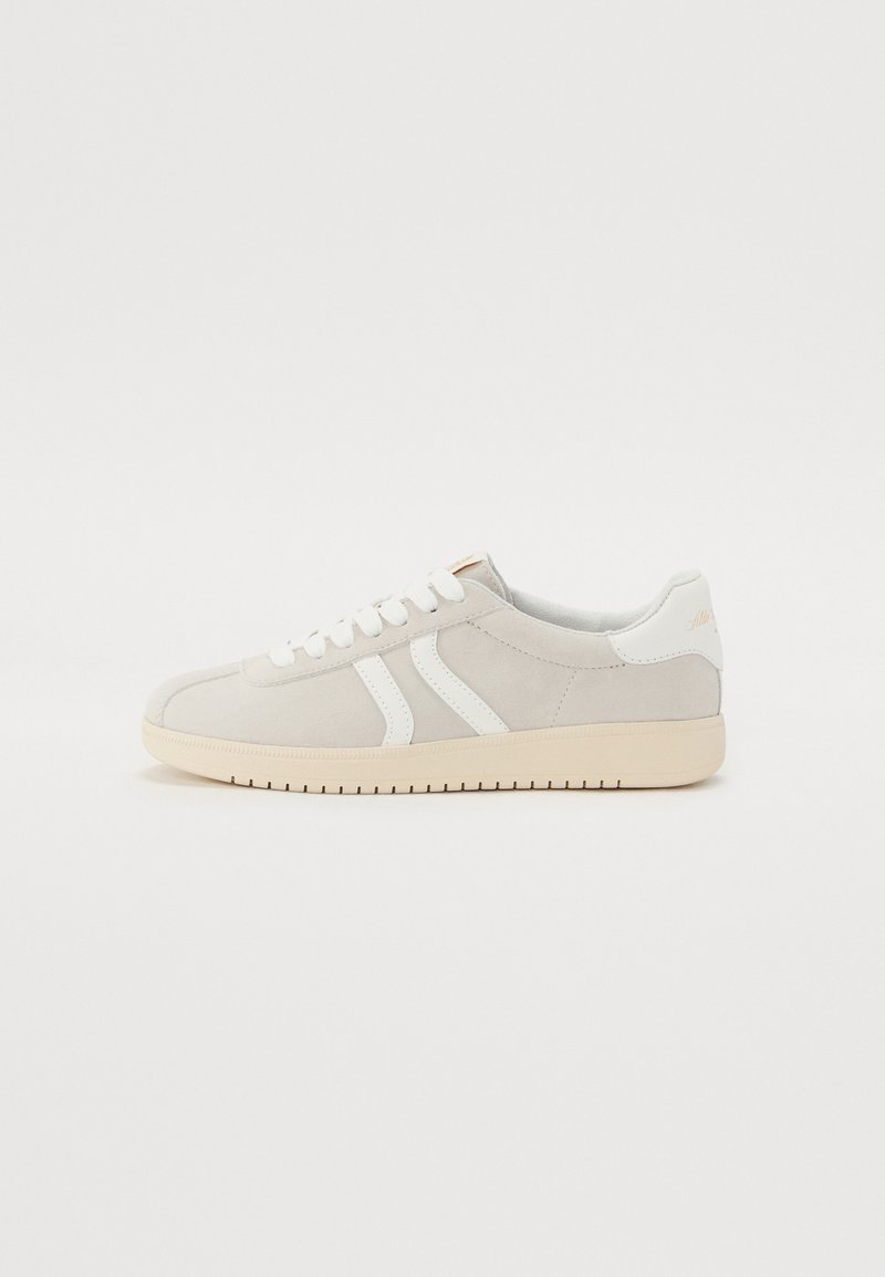Helle graue Wildleder-Sneaker mit weißen Akzenten, runder Spitze und flacher Gummisohle. Verfügt über Schnürsenkel und ein dezentes seitliches Design.
