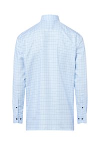Helles blaues Hemd mit Karomuster, langen Ärmeln, klassischem Kragen und geknöpften Manschetten. Hergestellt aus gewebtem Stoff mit glatter Textur.