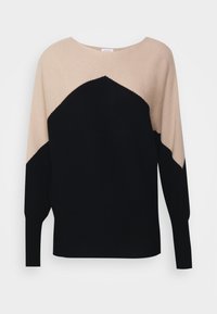 Strickpullover mit weitem Halsausschnitt, der ein geometrisches Schwarz-Beige-Design aufweist. Lange Ärmel, strukturiertes Gewebe und gerippte Details.