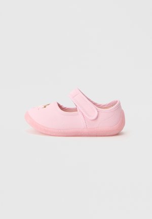 Rosa Stoffschuhe mit einem Klettverschluss, runder Zehenpartie, weichem Fußbett und einer flexiblen Gummisohle mit weißen Sprenkeln.