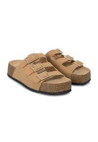 Tan sandalen met drie verstelbare banden, versierd met strass gespen, en een kurken platformzool met een gestructureerde zwarte onderkant.