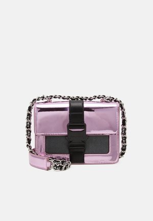 Błyszcząca metaliczna różowa torebka na ramię z czarnym zapięciem, szczegółem siateczkowym i łańcuszkowym paskiem ozdobionym czarnymi i białymi koralikami z logo marki.