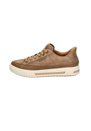 Baskets basses marron avec lacets à l’avant, semelle blanche avec des rayures marron, et étiquettes "Skechers" et "Slip-Ins" sur le côté.