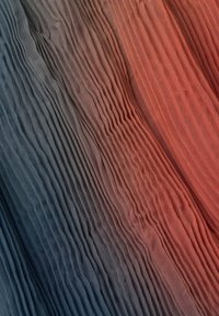 Faltenstoff in abgestuften Blau- und Orangetönen, mit einer weichen, zarten Textur und dünnen, gewellten Linien, die vertikal über die Oberfläche verlaufen.
