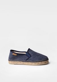 Mornarske platnene espadrile za lako obuvanje s drvenim potplatom od jute, s šivenim detaljima i malim označavanjem uz rub.