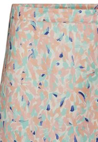 Tissu à motifs floraux dans des teintes pastel de rose, bleu et vert menthe. Matériau léger avec une texture lisse et un subtil éclat.