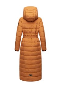 Doudoune orange avec capuche, taille ceinturée et manches longues. Présente un design matelassé et un patch logo sur le bras gauche.