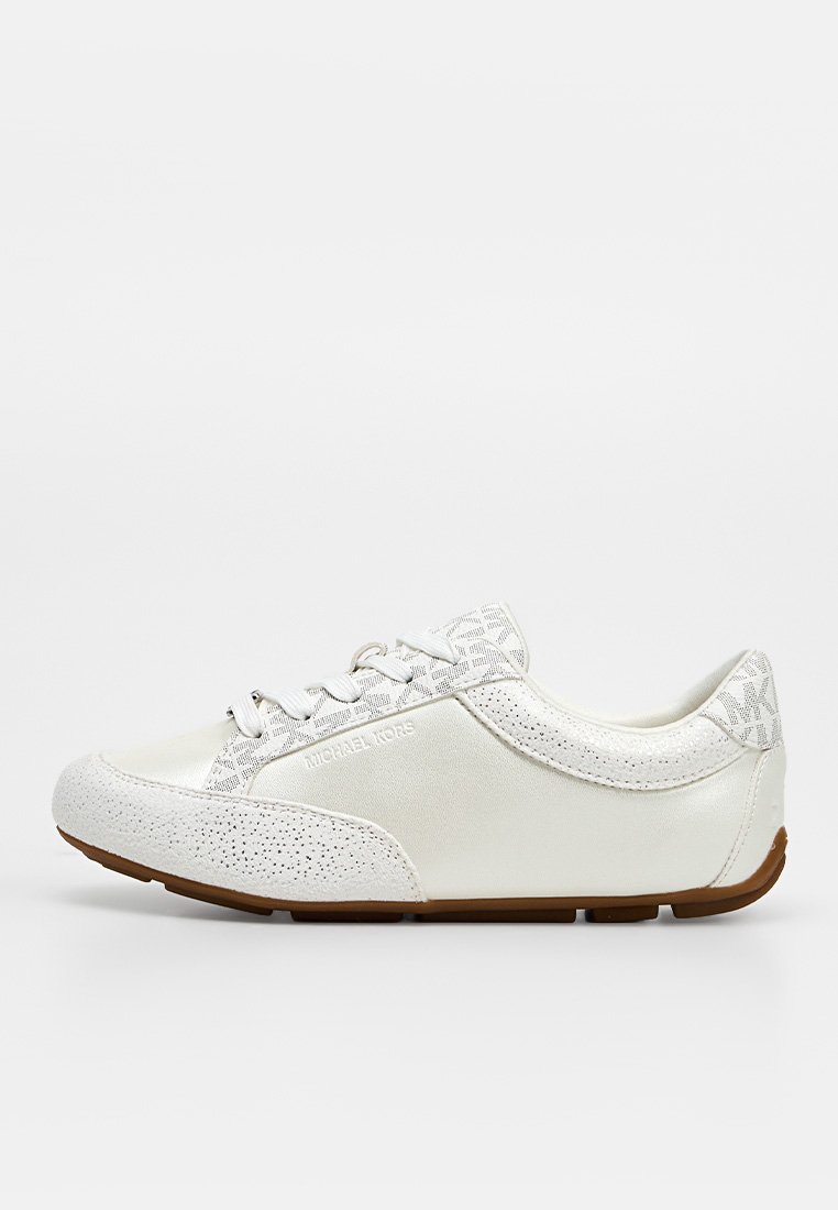 Zapatilla blanca de cuero con detalles perforados, diseño con cordones, acentos de tela estampada y suela de goma marrón.